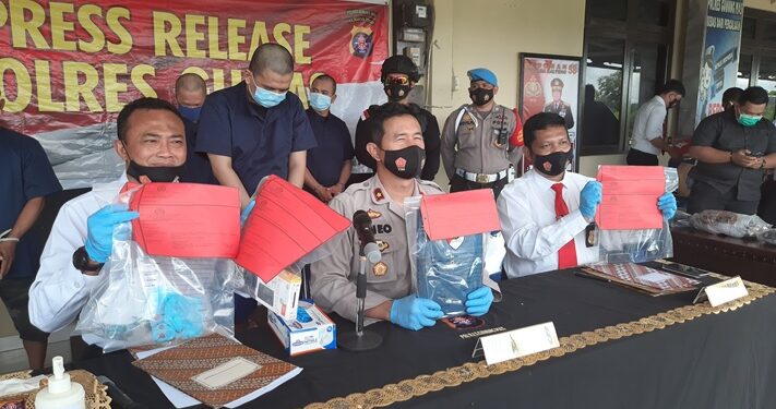 Wakapolres Gumas Kompol Theodorus Priyo Santosa (tengah) didampingi Kasat Reskrim AKP Afif Hasan (kiri) dan Kasat Narkoba Ipda Budi Utomo menunjukkan barang bukti tersangka RE, saat jumpa pers di Kuala Kurun, Senin (2/11/2020). (ANT)
