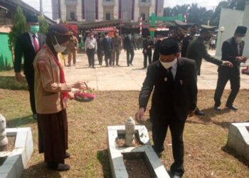 Wabup Bartim Habib Said Abdul Saleh Al Qadry menaburkan bunga di Makam Pahlawan Bumi Satrian Ampah Kecamatan Dusun Tengah, Selasa (10/11). (ANT/IST)