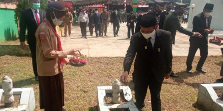 Wabup Bartim Habib Said Abdul Saleh Al Qadry menaburkan bunga di Makam Pahlawan Bumi Satrian Ampah Kecamatan Dusun Tengah, Selasa (10/11). (ANT/IST)