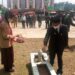 Wabup Bartim Habib Said Abdul Saleh Al Qadry menaburkan bunga di Makam Pahlawan Bumi Satrian Ampah Kecamatan Dusun Tengah, Selasa (10/11). (ANT/IST)