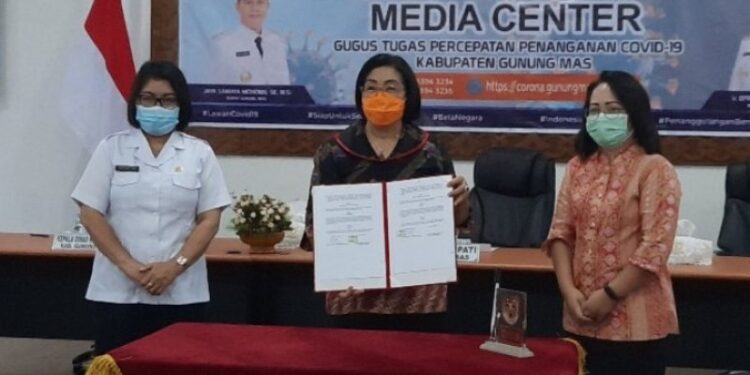 Wakil Bupati Gumas Efrensia L.P. Umbing (tengah) didampingi Sekretaris Dinas Kesehatan Gumas Evelni (kiri) dan Direktur RSUD Kuala Kurun Rusni D Mahar menunjukkan MoU saat video conference di Kuala Kurun, Rabu (18/11/2020). (ANT)