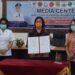 Wakil Bupati Gumas Efrensia L.P. Umbing (tengah) didampingi Sekretaris Dinas Kesehatan Gumas Evelni (kiri) dan Direktur RSUD Kuala Kurun Rusni D Mahar menunjukkan MoU saat video conference di Kuala Kurun, Rabu (18/11/2020). (ANT)