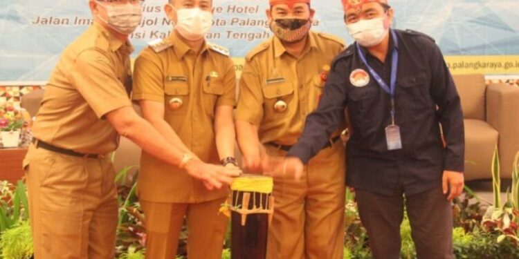 Wali Kota Palangka Raya, Fairid Naparin (dua kiri) saat pembukaan pelatihan Home stay Pondok Wisata dan pemandu wisata di Palangka Raya, Senin (2/11/2020) (ANT/IST)