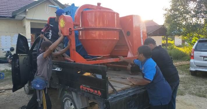 Bantuan alat-alat mesin batako dari Dinsos Gumas kepada Karang Taruna Sumber Harapan Kelurahan Tampang Tumbang Anjir.