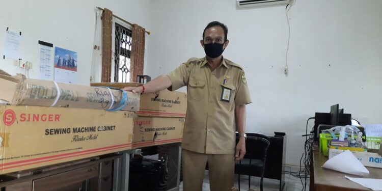 Kabid Rehabilitasi pada Dinsos Gumas, Kaban menunjukkan beberapa bantuan yang akan segera disalurkan di kantor Dinsos setempat, Kuala Kurun, Senin, (16/11/2020). (MN-3)