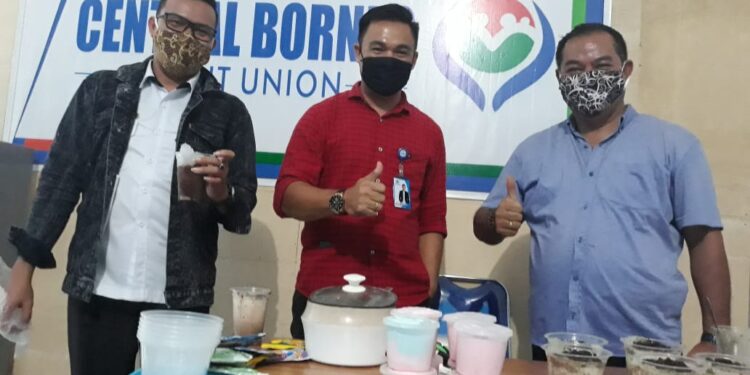(Dari kiri) Pengawas CU Central Borneo Jerianson, Manager CU Central Borneo Yepta Diharja, dan Legislator Gumas Untung Jaya Bangas berfoto bersama usai pelaksanaan pelatihan pembuatan ice cream dan minuman kekinian sari kacang hijau, serta sagu mutiara di Kuala Kurun, Rabu (25 November 2020).