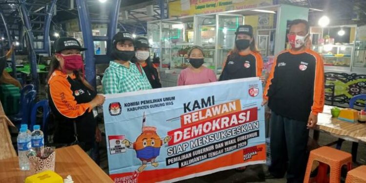 Relasi saat melakukan sosialisasi terkait Pilkada Kalteng 2020 kepada pengunjung Taman Kota Kuala Kurun, Kamis malam (26 November 2020). (Foto : Relasi Gumas)