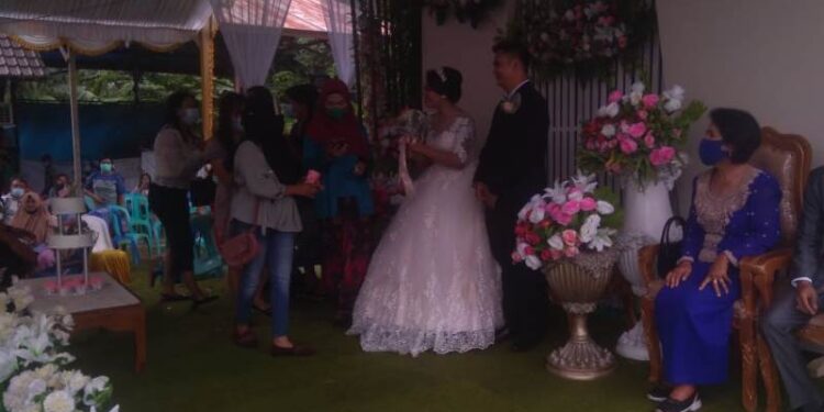 Pernikahan Ermi Nupita dan Reynaldo Sambudi dilaksanakan dengan menerapkan protokol kesehatan COVID-19. Resepsi digelar di Tamiang Layang, Kecamatan Dusun Timur, Kabupaten Barito Timur pada Sabtu (28 November 2020).