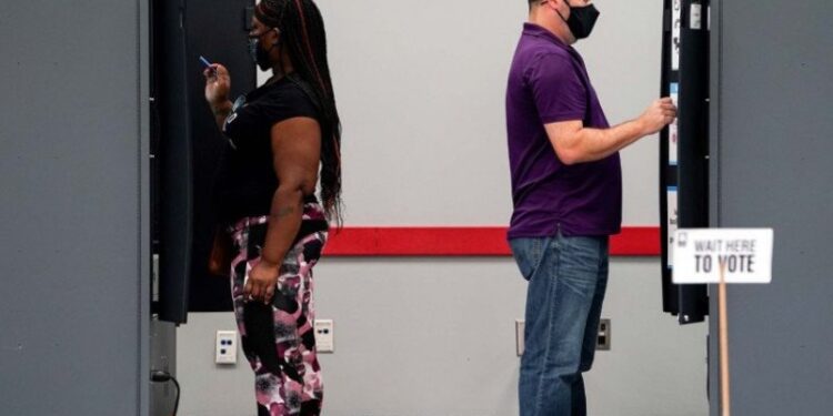 Pemilih memberikan suara mereka di tempat pemungutan suara Fulton County di Atlanta, Georgia, Amerika Serikat, Selasa (13/10/2020). (ANT/IST)