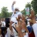 Habib Rizieq Shihab (HRS) menyapa massa yang menjemputnya di Terminal 3 Bandara Soekarno Hatta, Tangerang, Banten, Selasa (10/11/2020). HRS beserta keluarga kembali ke tanah air setelah berada di Arab Saudi selama tiga tahun. ANTARA FOTO/Muhammad Iqbal/aww.