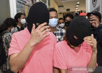 Dua orang tersangka yang merupakan muncikari dari prostitusi daring artis dihadirkan saat rilis kasus di Polres Metro Jakarta Utara, Jakarta, Jumat (27/11/2020). Polres Metro Jakarta Utara menetapkan dua muncikari berinisial AR dan CA sebagai tersangka terkait kasus prostitusi daring yang melibatkan dua artis yakni ST alias M (27) dan SH alias MY (26). ANTARA FOTO/M Risyal Hidayat/pras.