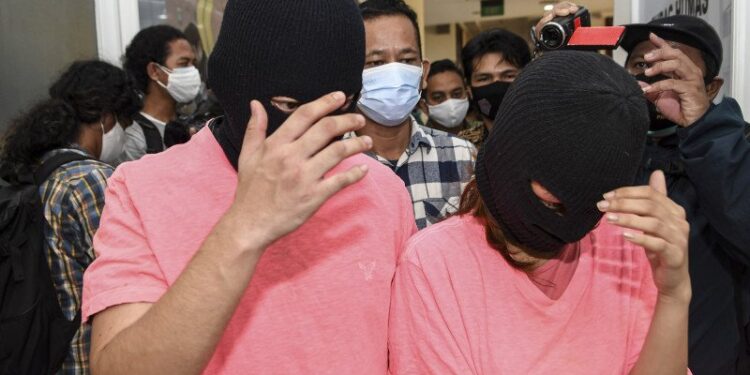 Dua orang tersangka yang merupakan muncikari dari prostitusi daring artis dihadirkan saat rilis kasus di Polres Metro Jakarta Utara, Jakarta, Jumat (27/11/2020). Polres Metro Jakarta Utara menetapkan dua muncikari berinisial AR dan CA sebagai tersangka terkait kasus prostitusi daring yang melibatkan dua artis yakni ST alias M (27) dan SH alias MY (26). ANTARA FOTO/M Risyal Hidayat/pras.