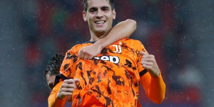 Alvaro Morata merayakan gol kedua saat Juventus menang 4-1 atas Ferencvaros, Rabu (4/11/2020). ANTARA/REUTERS/Bernadett Szabo.
