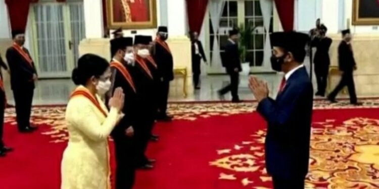 Ketua DPR RI Puan Maharani (kiri) menghadiri upacara penganugerahan tanda jasa dan tanda kehormatan di Istana Negara, Jakarta, Rabu. (ANT/IST)