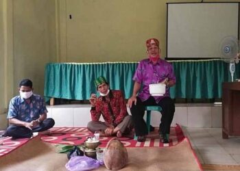 Penghulu Adat Kecamatan Karusen Janang, Yendisno memimpin pemenuhan Ritual Adat Pikaehan di balai Desa Kandris di Desa Kandris, Kamis (19/11/2020). (ANT)