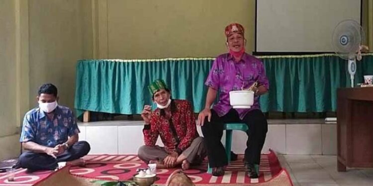 Penghulu Adat Kecamatan Karusen Janang, Yendisno memimpin pemenuhan Ritual Adat Pikaehan di balai Desa Kandris di Desa Kandris, Kamis (19/11/2020). (ANT)