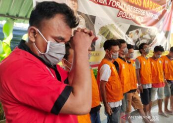 Jendera Yusuf (kiri) pengendali rumah produksi sabu di Pringgasela, Kabupaten Lombok Timur, ketika hadir dalam konferensi pers di Mapolda NTB, Minggu (22/11/2020). (ANTARA/Dhimas B.P.)