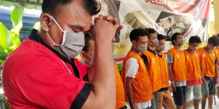 Jendera Yusuf (kiri) pengendali rumah produksi sabu di Pringgasela, Kabupaten Lombok Timur, ketika hadir dalam konferensi pers di Mapolda NTB, Minggu (22/11/2020). (ANTARA/Dhimas B.P.)