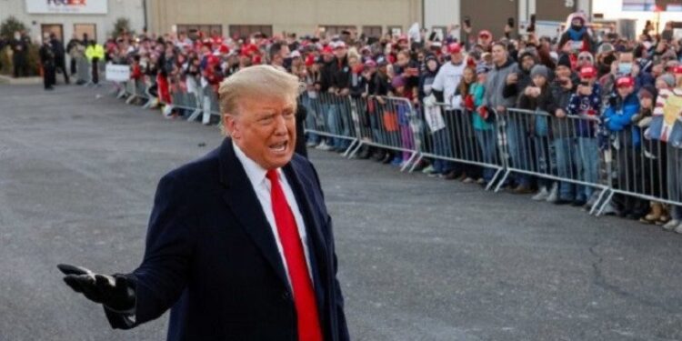 Presiden AS Donald Trump memberikan keterangan kepada media sementara para pendukungnya berkumpul di Rochester, Minnesota, Amerika Serikat, Jumat (30/10/2020). (ANT/IST)