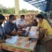 Kepala Distransnakerkop dan UKM Gumas Sudin (kemeja putih) dan lainnya saat memantau pembenahan shelter Taman Kota Kuala Kurun, awal Desember 2020 lalu.