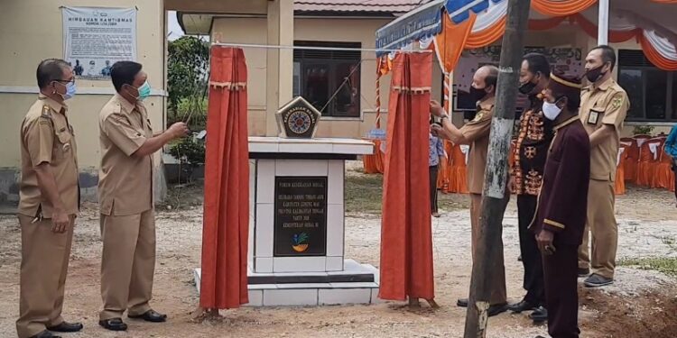 Asisten I Setda Gumas Lurand didampingi Kepala Dinsos Gumas Jhonson Ahmad, Camat Kurun Yuelis Untung, Lurah yang juga selaku Ketua FKS Kelurahan Tampang Tumbang Anjir Berjoaldi, dan lainnya saat peresmian Tugu Keserasian Sosial di Kelurahan Tampang Tumbang Anjir, Kecamatan Kurun, Selasa (22/12/2020). (ANT)