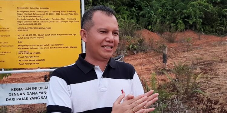 Bupati Gumas Jaya S Monong saat meninjau pelaksanaan proyek multiyears di Kecamatan Miri Manasa, Jumat (11/12/2020). (IST)