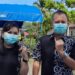 Bupati Gumas Jaya S Monong dan istri menunjukkan jari yang sudah ditetesi tinta, usai menggunakan hak pilih di TPS 9 Kelurahan Tampang Tumbang Anjir, Kecamatan Kurun, Rabu (9 Desember 2020). (ANT)