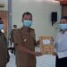 Bupati Gumas Jaya S Monong didampingi Kepala BKPSDM Gumas Guanhin menyerahkan petikan SK CPNS 2019 di lingkup pemkab itu kepada seorang perwakilan CPNS, di Kuala Kurun, Senin (14/12/2020). (ANT)