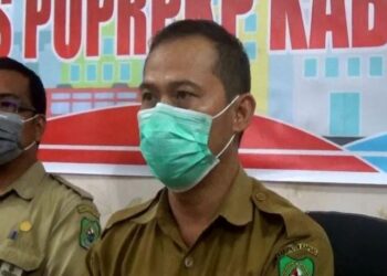 Plt Kepala Dinas PUPRPKP Kabupaten Kapuas, Teras, menyampaikan capaian kegiatan sepanjang 2020 di Kuala Kapuas, Rabu, (30/12). (ANT)