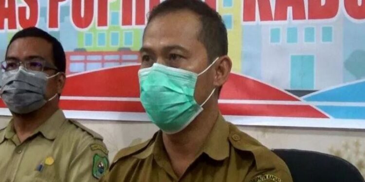 Plt Kepala Dinas PUPRPKP Kabupaten Kapuas, Teras, menyampaikan capaian kegiatan sepanjang 2020 di Kuala Kapuas, Rabu, (30/12). (ANT)