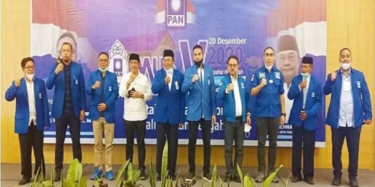 Ketua DPW PAN Kalteng terpilih Achmad Diran (lima dari kiri) berfoto bersama Ketua POK DPP PAN Mumtaz Rais di acara Muswil V DPW PAN yang dilaksanakan di Palangka Raya, Minggu (20/12/2020). (ANT)