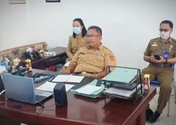Kepala Badan Kesbangpol Kobar Marwoto (almarhum) didampingi Kepala Bidang mengikuti video konferensi kegiatan pembukaan pra Musrenbang RKPD Kobar tahun 2021 yang dipimpin Wakil Bupati setempat, belum lama ini. (ANT/IST)