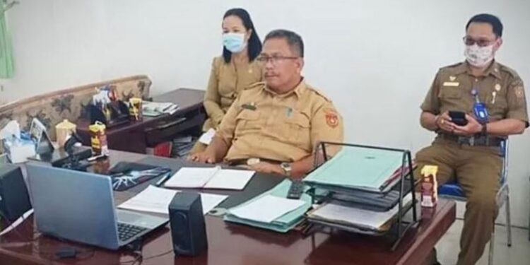 Kepala Badan Kesbangpol Kobar Marwoto (almarhum) didampingi Kepala Bidang mengikuti video konferensi kegiatan pembukaan pra Musrenbang RKPD Kobar tahun 2021 yang dipimpin Wakil Bupati setempat, belum lama ini. (ANT/IST)