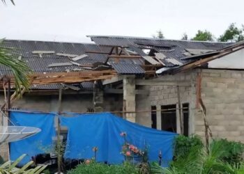 Salah satu rumah warga di Kabupaten Kapuas, Kalimantan Tengah, rusak akibat diterjang angin puting beliung, Sabtu (19/12/2020). (ANT/IST)