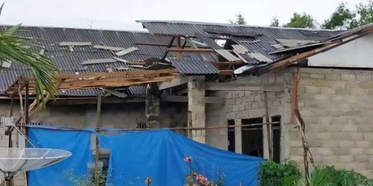 Salah satu rumah warga di Kabupaten Kapuas, Kalimantan Tengah, rusak akibat diterjang angin puting beliung, Sabtu (19/12/2020). (ANT/IST)