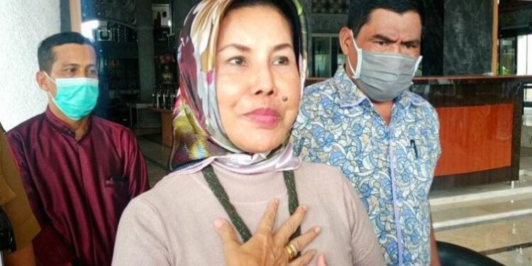Suprianti Rambat dan suaminya Rambat saat diwawancarai tentang sikapnya terkait hasil Pilkada Kotawaringin Timur, Senin (21/12/2020). (ANT)