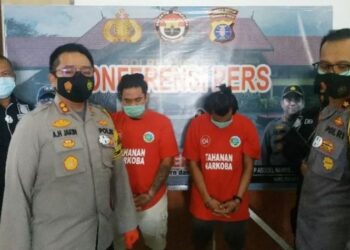 Kapolres Kotawaringin Timur AKBP Abdoel Harris Jakin bersama Wakapolres Kompol Abdul Aziz Septiadi dan Kepala Satuan Reserse Narkoba Iptu Arasi menunjukkan dua tersangka bandar sabu-sabu dan barang buktinya, Senin (21/12/2020). (ANT)