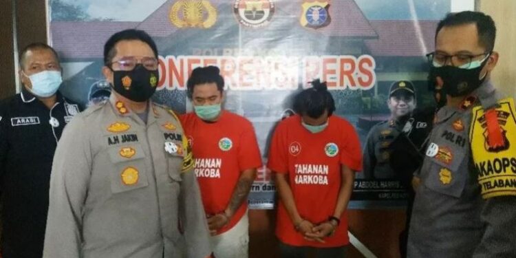 Kapolres Kotawaringin Timur AKBP Abdoel Harris Jakin bersama Wakapolres Kompol Abdul Aziz Septiadi dan Kepala Satuan Reserse Narkoba Iptu Arasi menunjukkan dua tersangka bandar sabu-sabu dan barang buktinya, Senin (21/12/2020). (ANT)