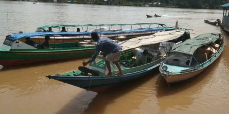 Dokumentasi. Petugas mendistribusikan logistik Pilkada Kalteng menggunakan kelotok (perahu kecil) belum lama ini (ANT/IST)