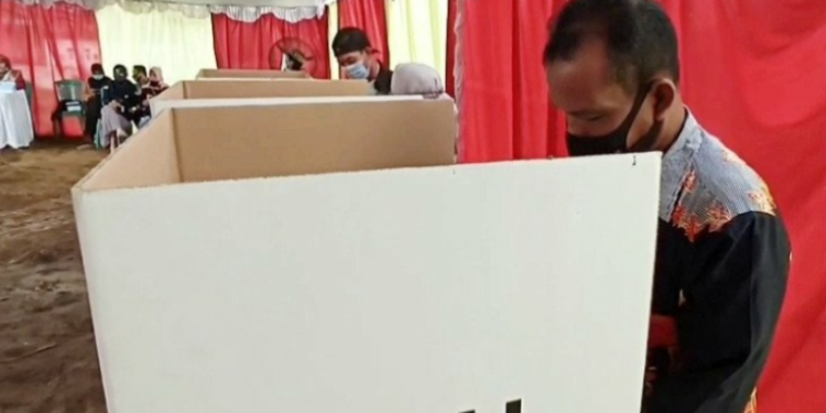 Warga menggunakan hak pilih dengan tetap menerapkan protokol kesehatan pencegahan COVID-19 saat simulasi di TPS 11 Kelurahan Baamang Hulu di Jalan Christopel Mihing Kecamatan Baamang, Sabtu (21/11/2020) lalu. (ANT)