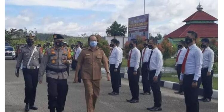 Kapolres Gumas AKBP Rudi Asriman bersama Asisten I Setda Gumas Lurand saat meninjau pasukan, saat Apel Gelar Pasukan Operasi Lilin Telabang 2020, di Kuala Kurun, Senin (21/12/2020). (ANT)