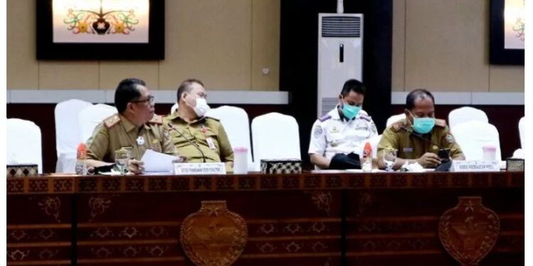 Ketua Pelaksana Harian Tim Satgas Penanganan COVID-19 Kalteng Darliansjah (kiri) dan Wakil Ketua Pelaksana Harian Suyuti Syamsul (kanan) di Palangka Raya, Senin, (21/12/2020). (ANT)