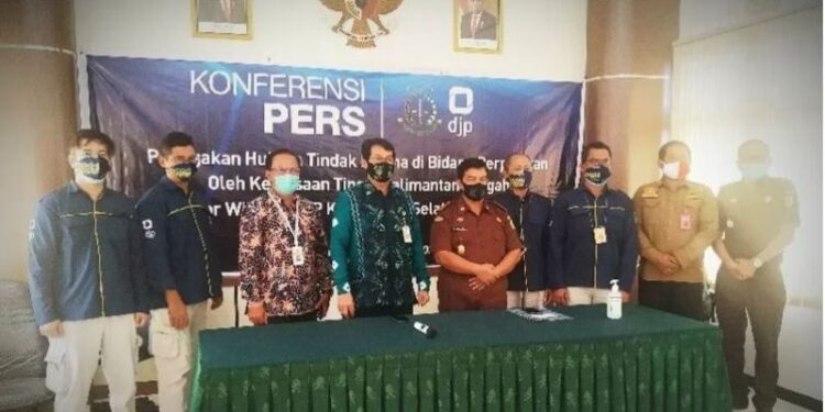 Kepala Kantor Wilayah DJP Kalimantan Selatan dan Tengah, Cucu Supriatna (batik sasirangan hijau) bersama Kajari Kotawaringin Timur saat penyerahan tersangka dan barang bukti perkara bidang perpajakan di kantor Kejari setempat, Selasa (22/12/2020). (ANT)