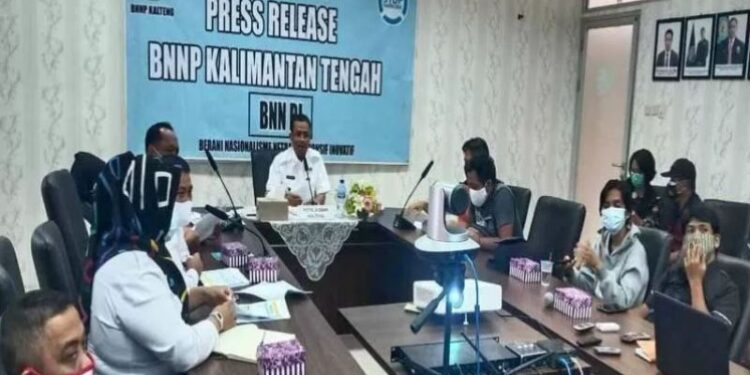 Kepala BNNP Kalteng Brigjen Pol Edi Swasono (tengah) menyampaikan pers rilis akhir tahun kinerja yang sudah ditorehkan BNNP setempat di Palangka Raya, Selasa (22/12/2020). (ANT)