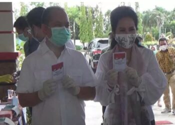 Bupati Kapuas, Kalimantan Tengah, Ben Brahim S Bahat, bersama istri Ary Egahni, memberikan hak suaranya di TPS 14 Kelurahan Selat Hilir, Kecamatan Selat, Kota Kuala Kapuas, Rabu (9/12) siang. (ANT)