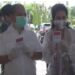 Bupati Kapuas, Kalimantan Tengah, Ben Brahim S Bahat, bersama istri Ary Egahni, memberikan hak suaranya di TPS 14 Kelurahan Selat Hilir, Kecamatan Selat, Kota Kuala Kapuas, Rabu (9/12) siang. (ANT)