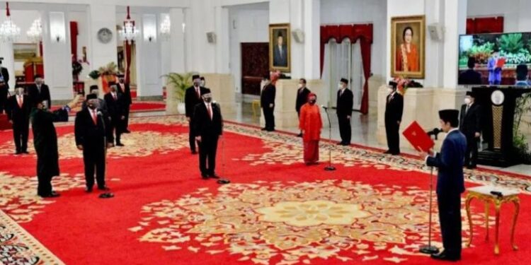 Presiden Joko Widodo melantik 6 orang menteri dan 5 orang wakil menteri di Istana Negara Jakarta, Rabu (23/12/2020). (ANT)