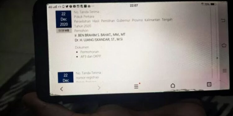 Pengajuan gugatan sengketa Pilkada Kalteng di laman resmi MK yang disaksikan dari Palangka Raya, Selasa (22/12/2020) malam. (ANT)