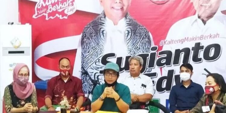 Kuasa Hukum pasangan calon Gubernur dan Wakil Gubernur Kalteng nomor urut 02 Rahmadi G Lentam (tengah) bersama rekan satu timnya menggelar jumpa pers terkait gugatan dari paslon nomor urut 01 yang dilaksanakan di Palangka Raya, Selasa (22/12/2020). (ANT/IST)