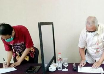 Kepala Dinas Sosial Bartim, Riza Rahmadi (kanan) menandatangani hasil rapat rekonsiliasi data kepesertaan penduduk yang didaftarkan pemerintah setempat pada Program Jaminan Kesehatan Nasional di Muara Teweh, Selasa, (22/12/2020). (ANT/IST)